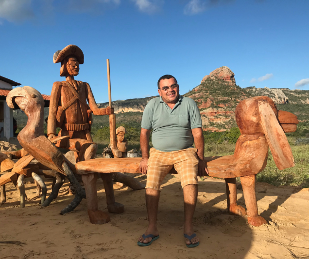 Luiz Benício e sua obra magnífica em madeira, no Vale do Catimbau. Agreste de Pernambuco. Agosto de 2019.