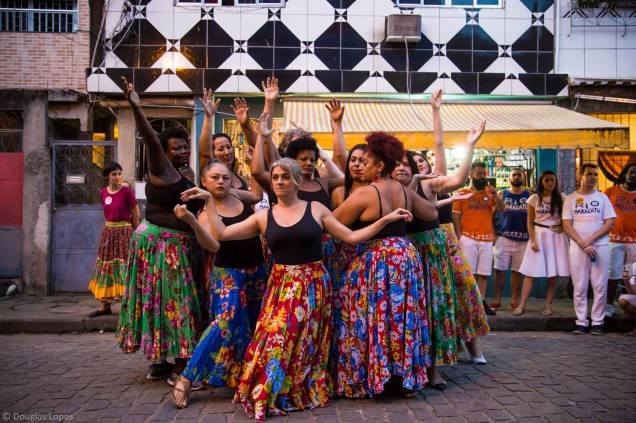 Moradoras da Maré saem às ruas para a comemoração do aniversário de dois anos da Casa das Mulheres