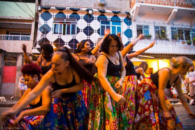 Moradoras da Maré saem às ruas para a comemoração do aniversário de dois anos da Casa das Mulheres