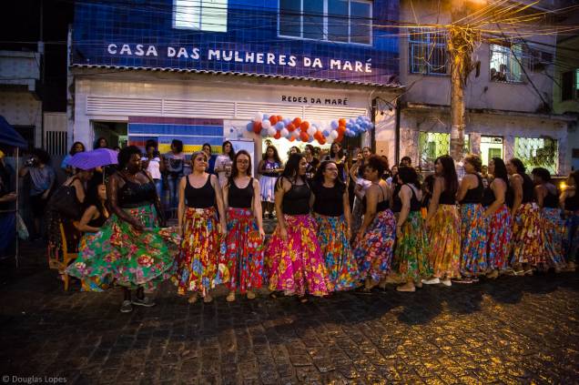 Moradoras da Maré saem às ruas para a comemoração do aniversário de dois anos da Casa das Mulheres