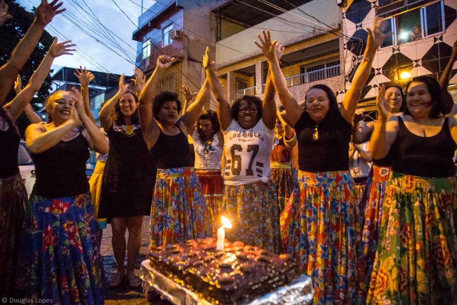 Moradoras da Maré saem às ruas para a comemoração do aniversário de dois anos da Casa das Mulheres Moradoras da Maré saem às ruas para a comemoração do aniversário de dois anos da Casa das Mulheres