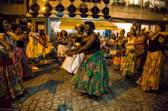 Moradoras da Maré saem às ruas para a comemoração do aniversário de dois anos da Casa das Mulheres