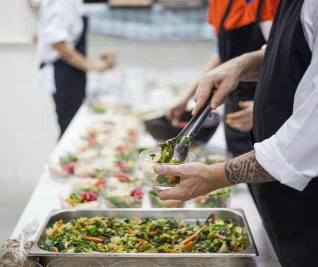 Durante a Bienal, Jorgge provocou o público servindo comida feita com alimentos próprios dos biomas brasileiros Durante a Bienal, Jorgge provocou o público servindo comida feita com alimentos próprios dos biomas brasileiros