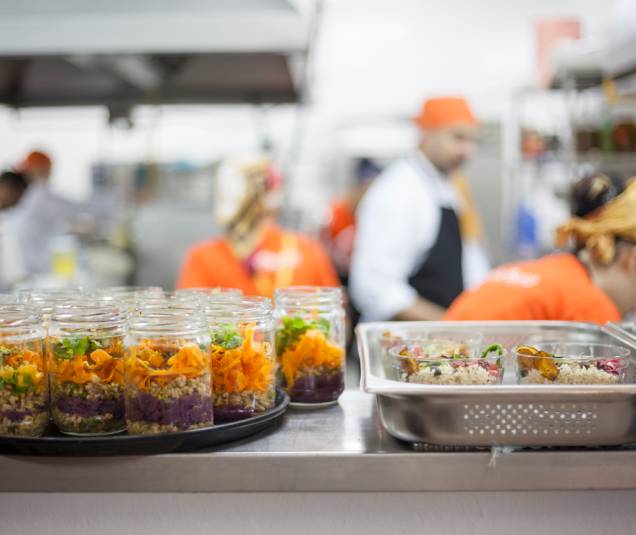 Durante a Bienal, Jorgge provocou o público servindo comida feita com alimentos próprios dos biomas brasileiros Durante a Bienal, Jorgge provocou o público servindo comida feita com alimentos próprios dos biomas brasileiros