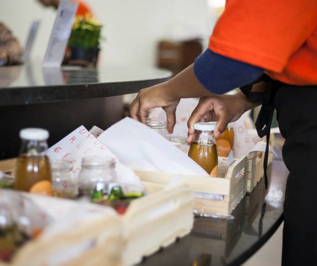 Durante a Bienal, Jorgge provocou o público servindo comida feita com alimentos próprios dos biomas brasileiros Durante a Bienal, Jorgge provocou o público servindo comida feita com alimentos próprios dos biomas brasileiros