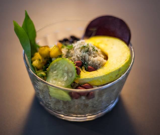 Durante a Bienal, Jorgge provocou o público servindo comida feita com alimentos próprios dos biomas brasileiros Durante a Bienal, Jorgge provocou o público servindo comida feita com alimentos próprios dos biomas brasileiros