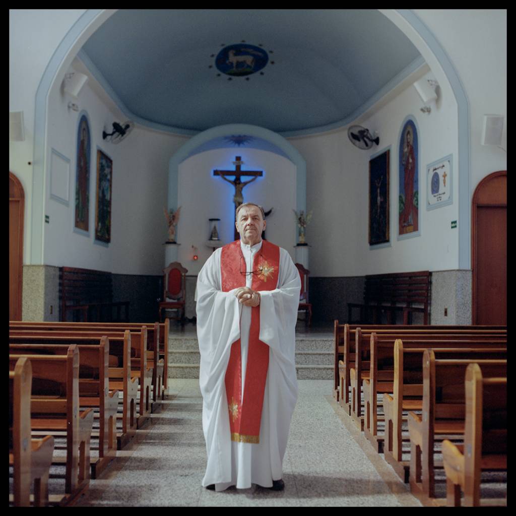 Antônio Luiz Marchioni, o Padre Ticão, em sua paróquia, em São Paulo Camila Svenson/Fotografia