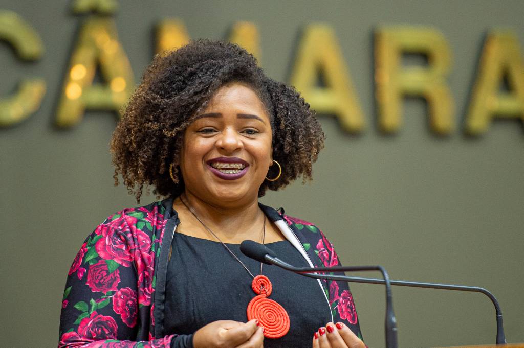 Bruna Rodrigues discursando em plenária