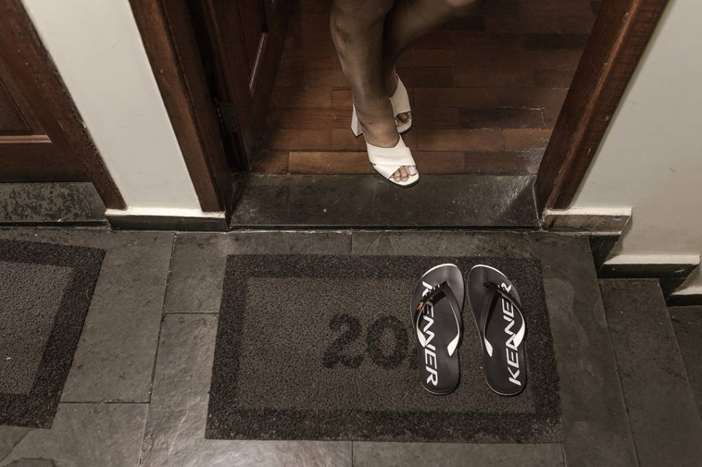 Tirar os calçados antes de entrar em casa tornou-se um hábito da pandemia. Na casa onde Lorena mora e atende seus clientes, não é diferente –