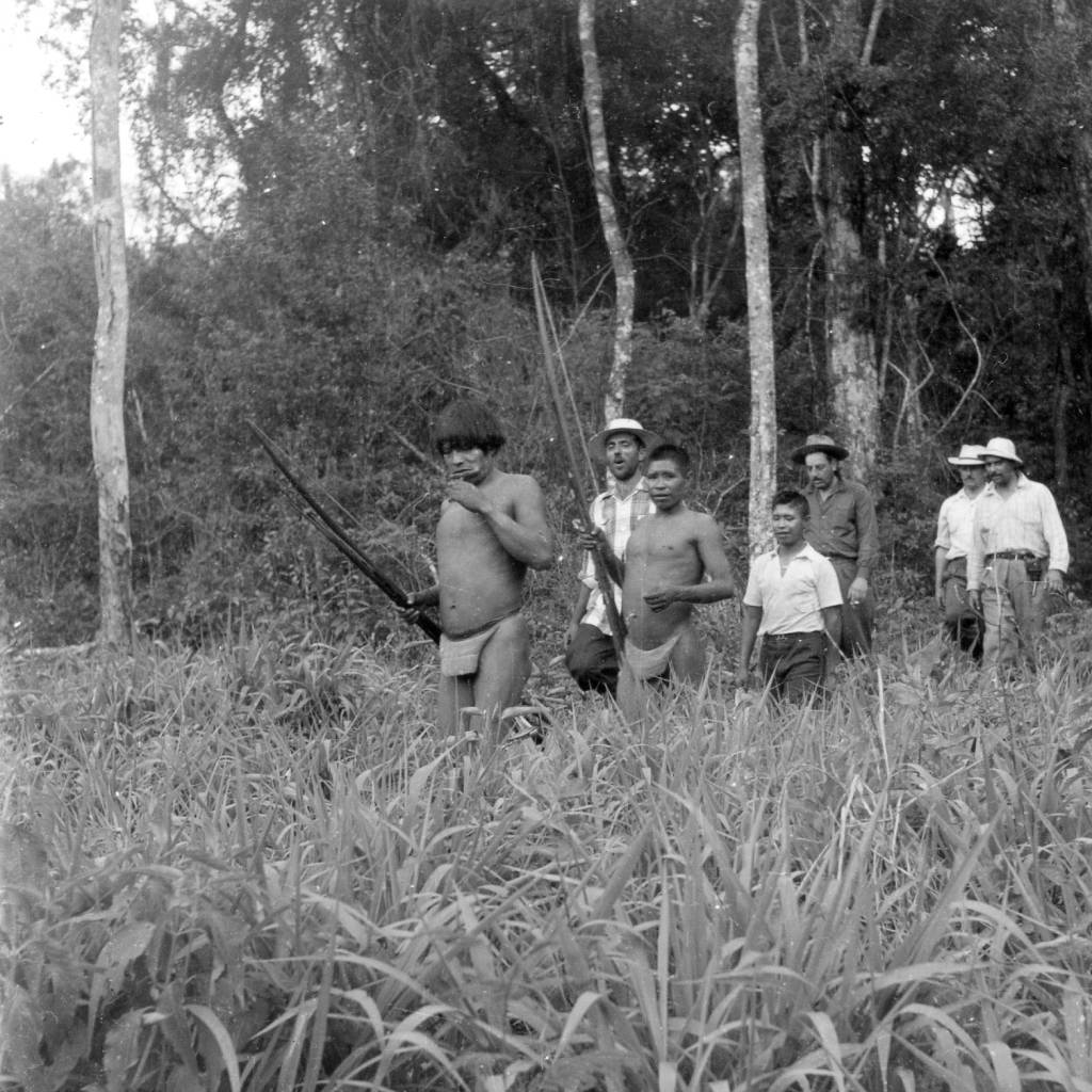 Família de Xetá com a equipe da 2º expedição científicas e de contato, novembro de 1955