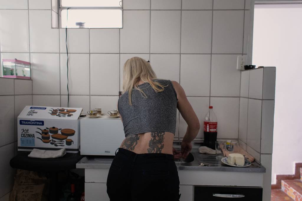 Aline lava a louça na cozinha de sua casa, na Zona norte de São Paulo. Ela gosta de manter a casa limpa e organizada, diariamente reserva um tempo do seu dia para os afazeres domésticos.