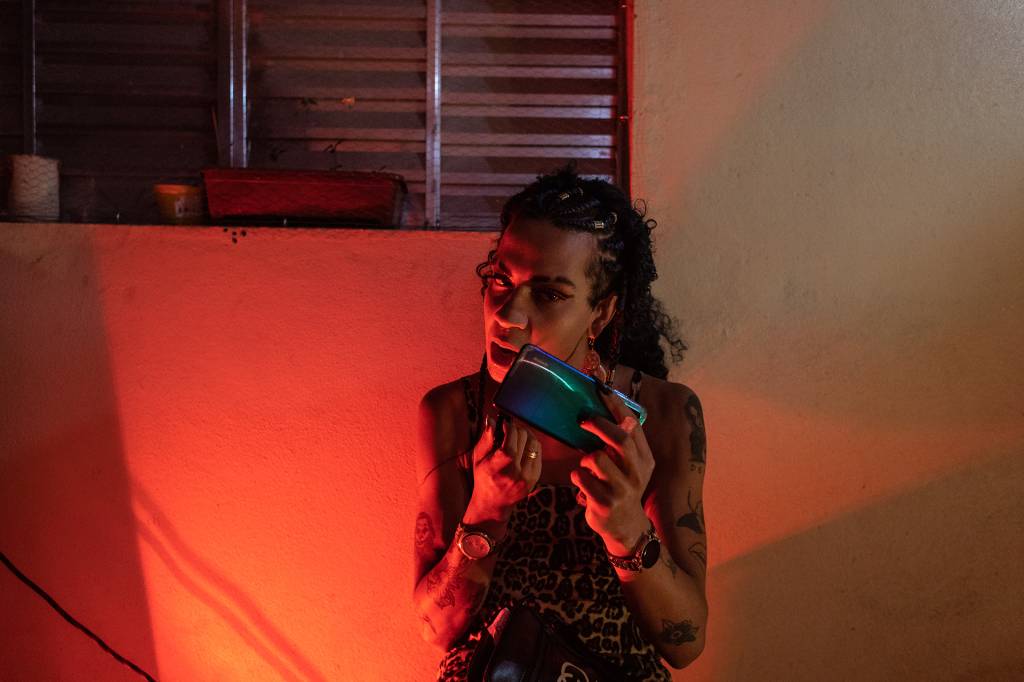 Bárbara passa batom durante comemoração do projeto Transgressoras na zona norte de São Paulo. Bárbara trabalhou como assistente de vídeo em uma das produções do coletivo Cia dxs Terroristas.
