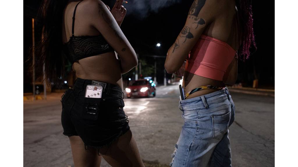 Celina Ferraz (20) e Barbara Garcia (22) trabalham na Praça do Jaçanã, ponto de prostituição próximo da Casa Florescer II, local onde viveram juntas em 2020. Bárbara trabalha como profissional do sexo eventualmente, somente quando existiam emergências financeiras por estar desempregada. Atualmente ela aguarda o ingresso no Projeto Transcidadania.