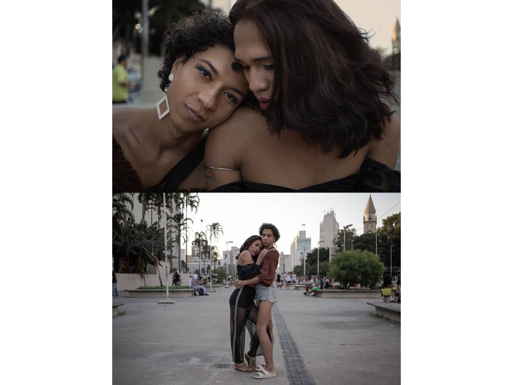 Bárbara (22) e Mirella Santos (22) posam para retrato durante passeio na Praça Roosevelt. Mirella teve sua primeira relação lésbica com Bárbara, antes do relacionamento ela só tinha se relacionado com homens.