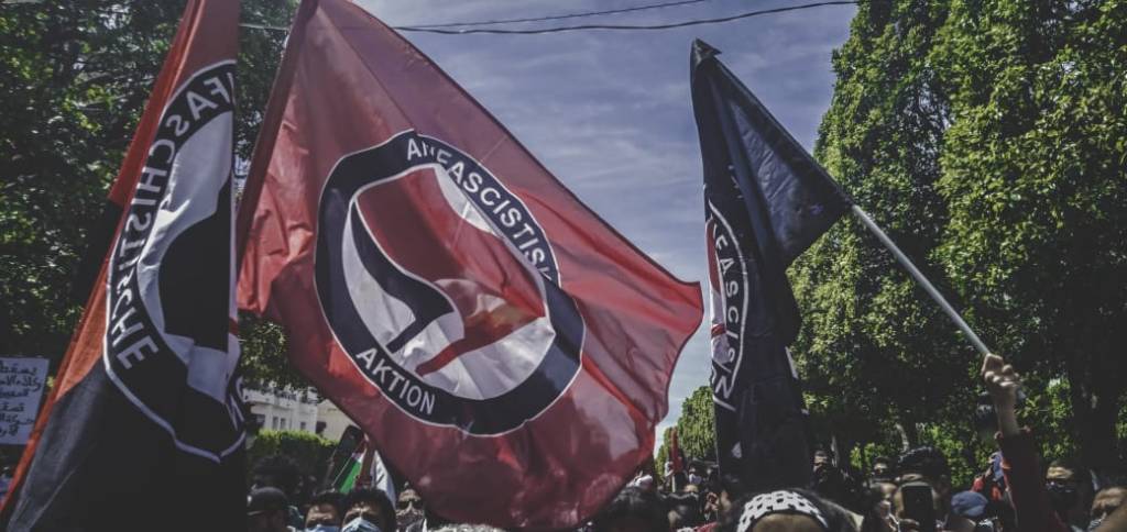 Bandeiras antifascistas nas manifestações