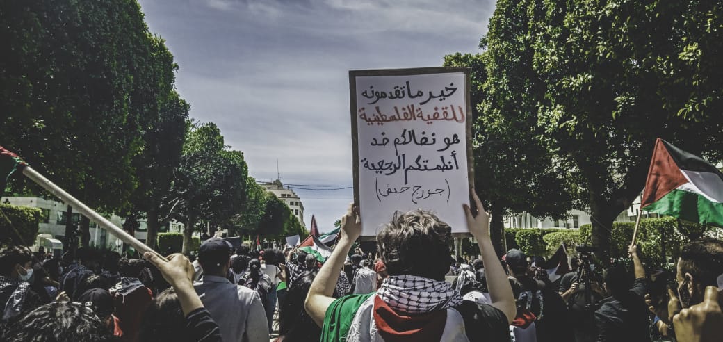 Protestos em apoio à Palestina nos confrontos com Israel ocorridos em maio de 2021. Nessa data, jovens tunisianos foram às ruas reivindicar direitos dos palestinos e contra a cooperação do governo aos sionistas.