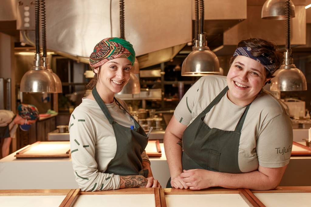 Fotografia de Rhaiza e Victoria posando em frente à cozinha do tujuína