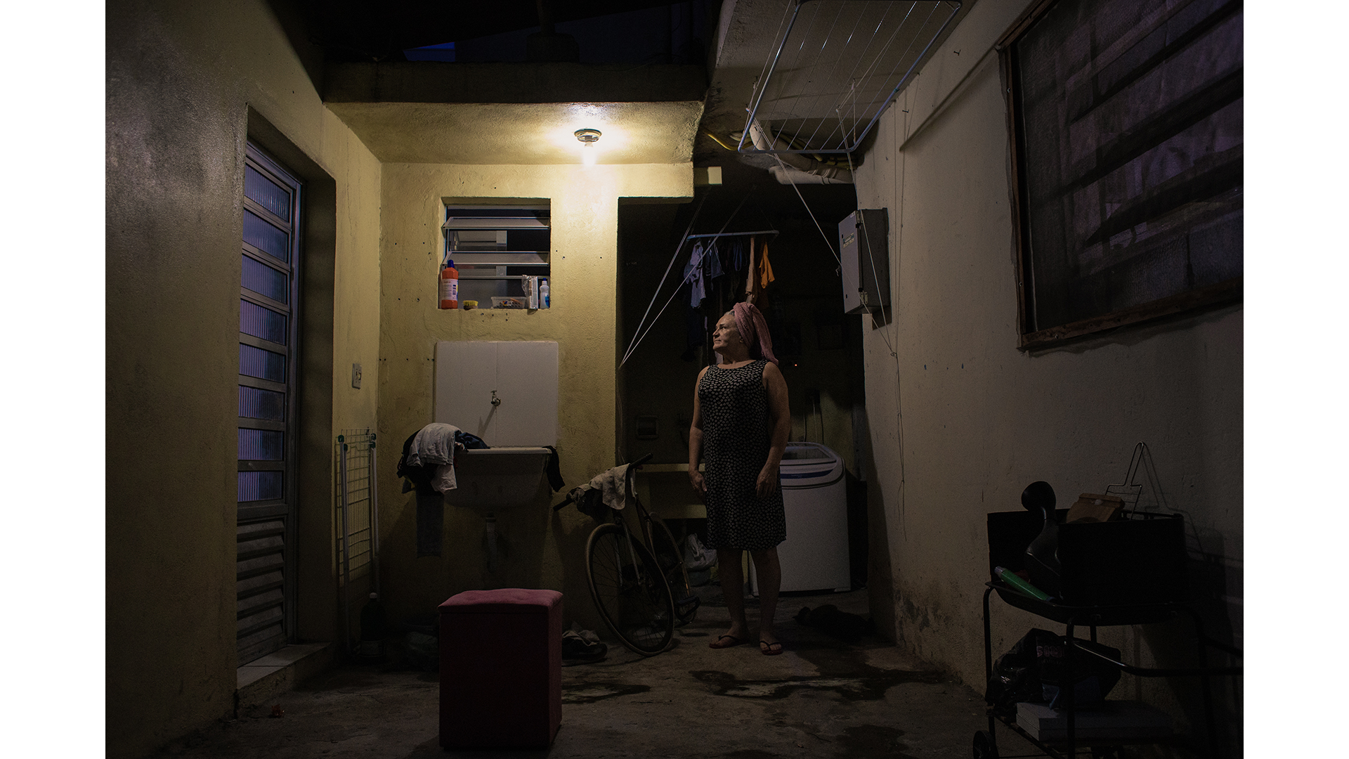 Camilla posa para retrato na área externa de sua casa, a qual é compartilhada com outros moradores, inclusive Murilo e Vitor, idealizadores do projeto Transgressoras.