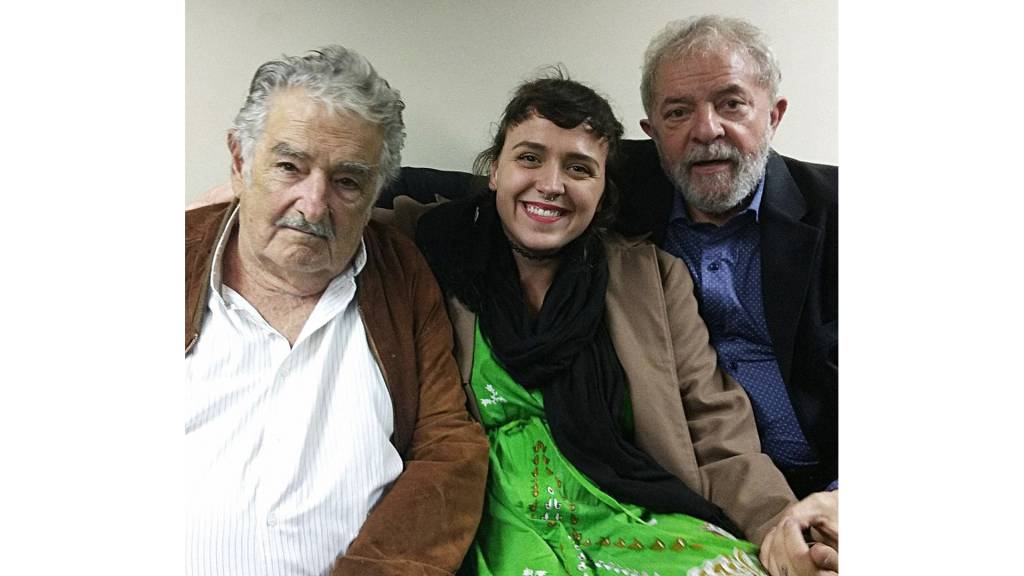 Débora Baldin entre Pepe Mujica (à esq.) e Lula. Tá explicado o sorrisão, né?