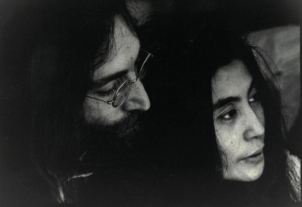John Lennon e Yoko Ono num momento a dois no escritorio da Apple Records em Savile Row em London