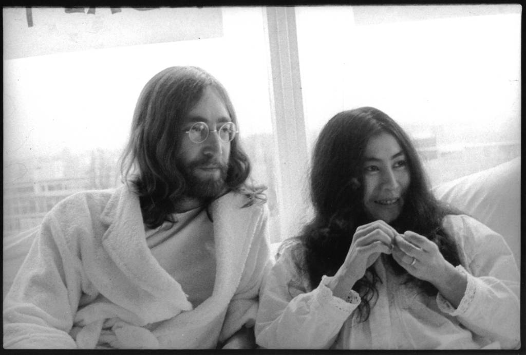 John e Yoko na cama depois de terminada a coletiva Bed in for Peace, ficaram o casal com o fotografo no Hilton de Amsterdan