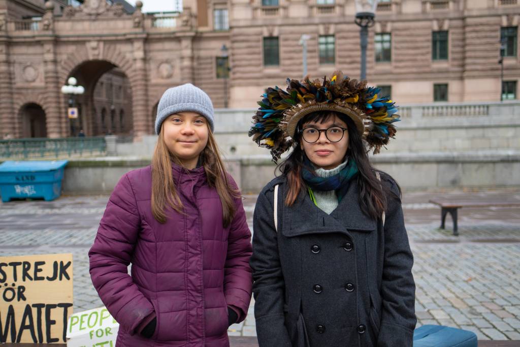 Txai Suruí ao lado da ativista ambiental Greta Thumberg