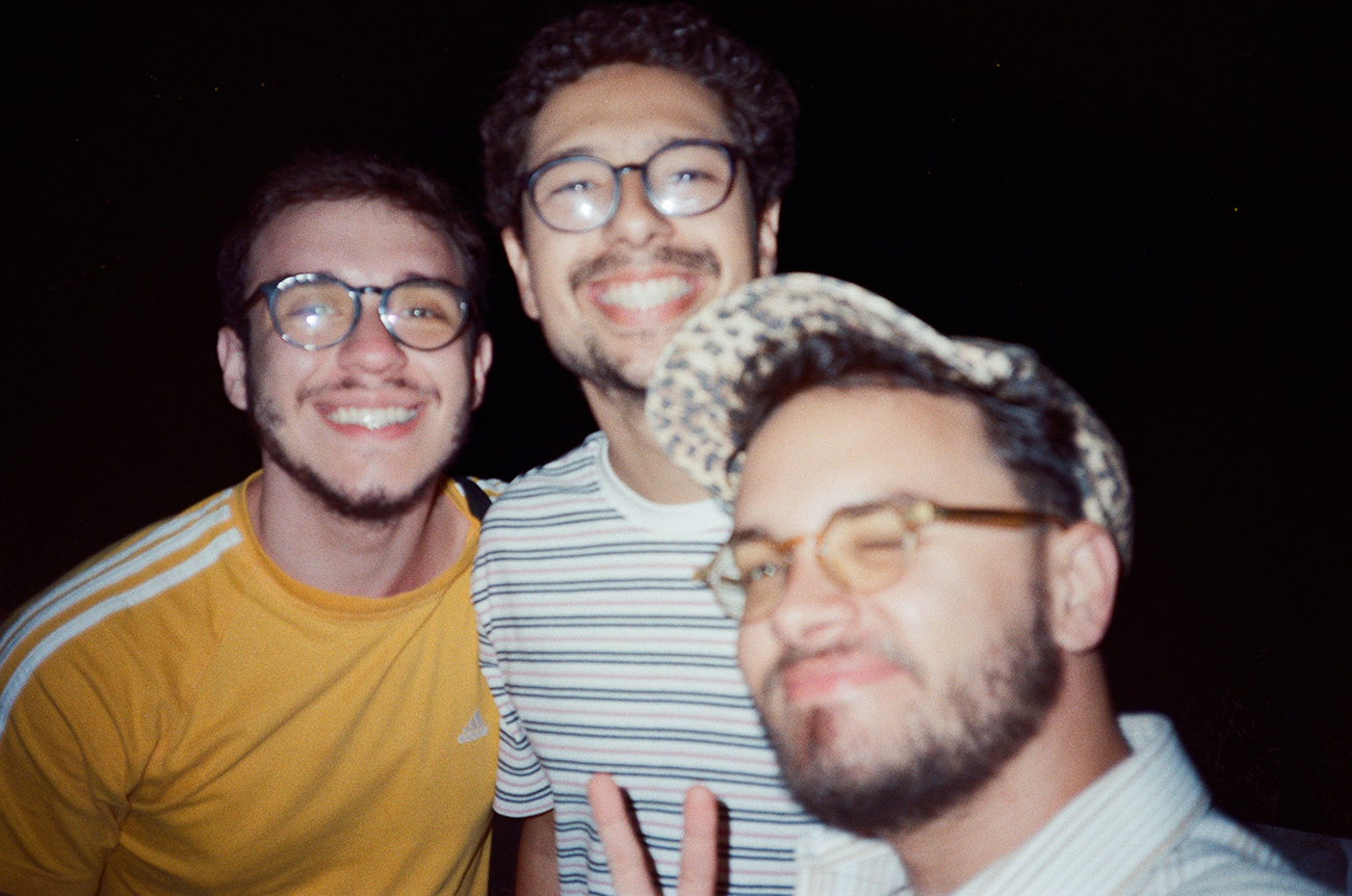 selfie analógica de três amigos