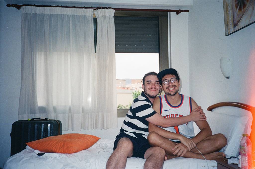 foto de dois amigos se abraçando no hostel antes de ir ao primavera sounds