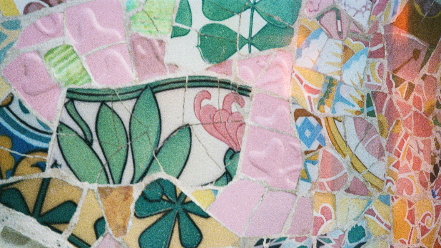 fotos em close de mosaicos de gaudí