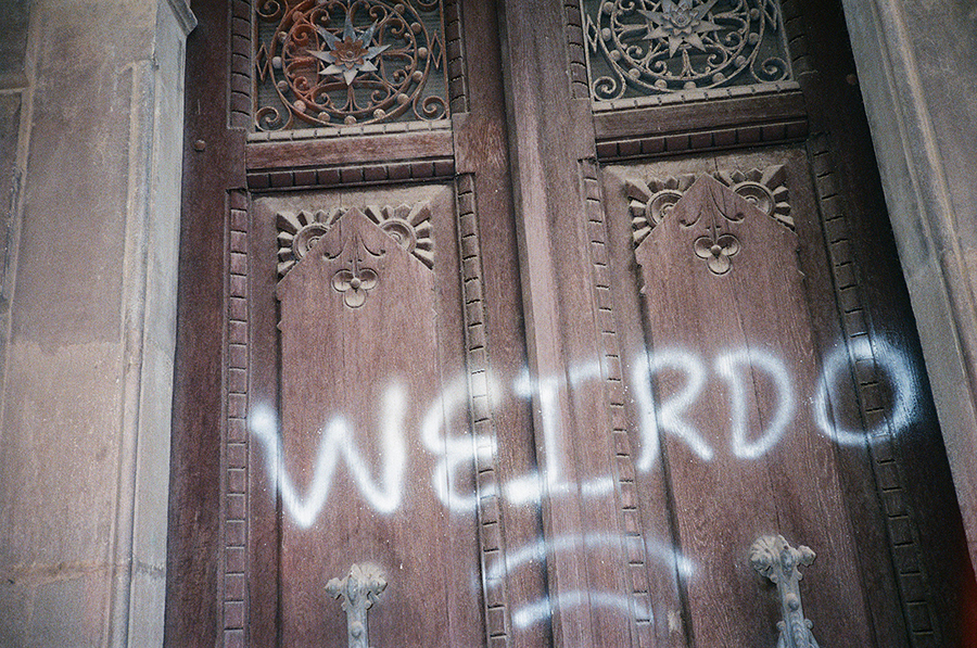 foto de pixo de weirdo na porta de uma igreja