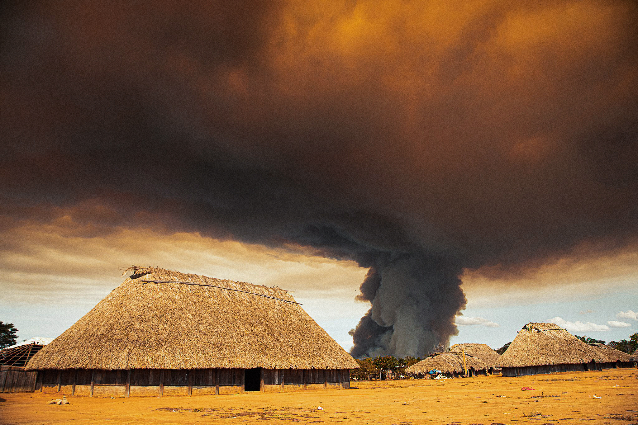 Aldeia Khĩkatxi do povo Khisêtje durante queimada provocada por não indígenas no entorno da Terra Indígena Wawi, parte do Território Indígena do Xingu, 2022