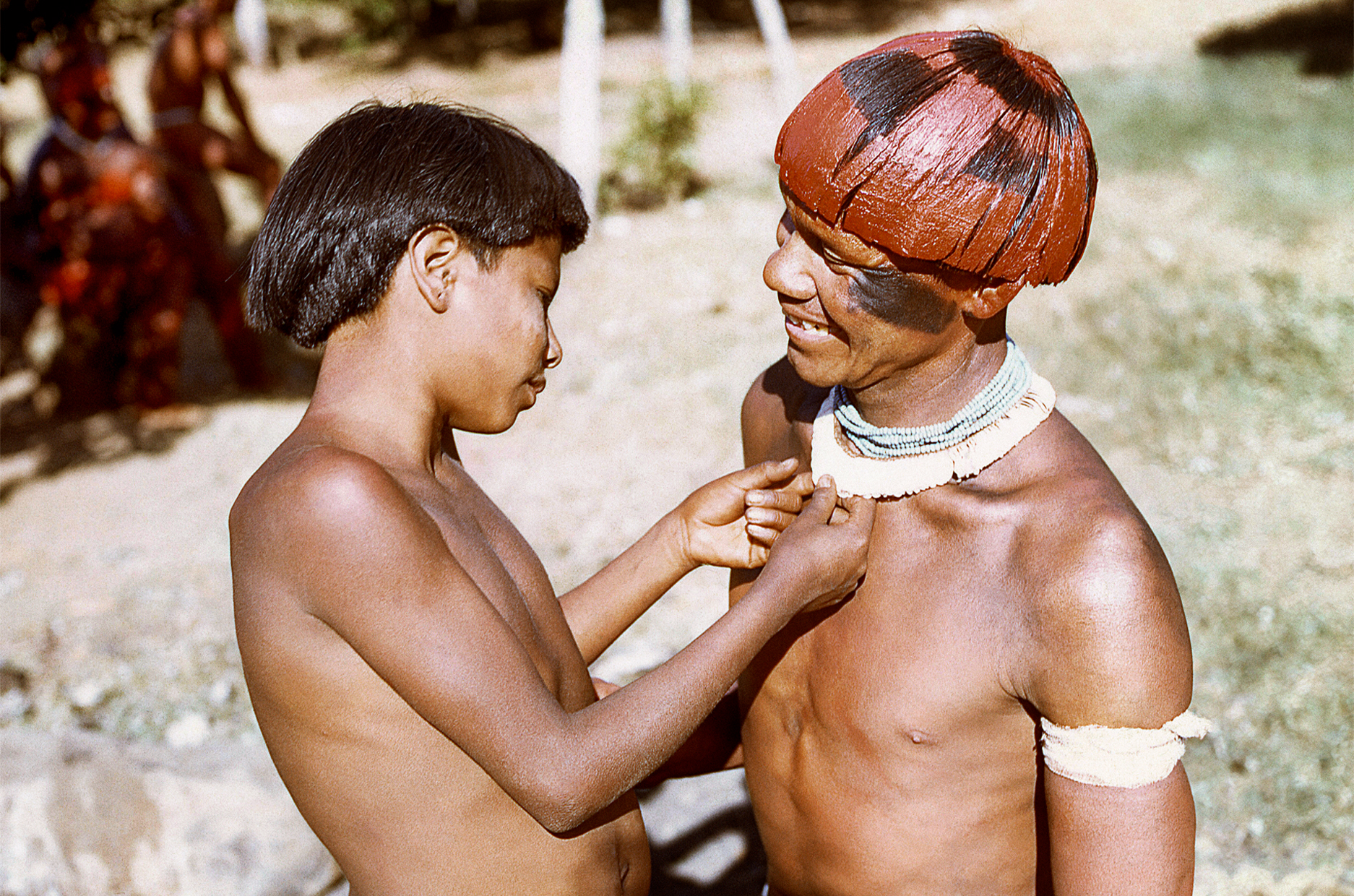 Criança Ikpeng é recebida no Alto Xingu, 1966