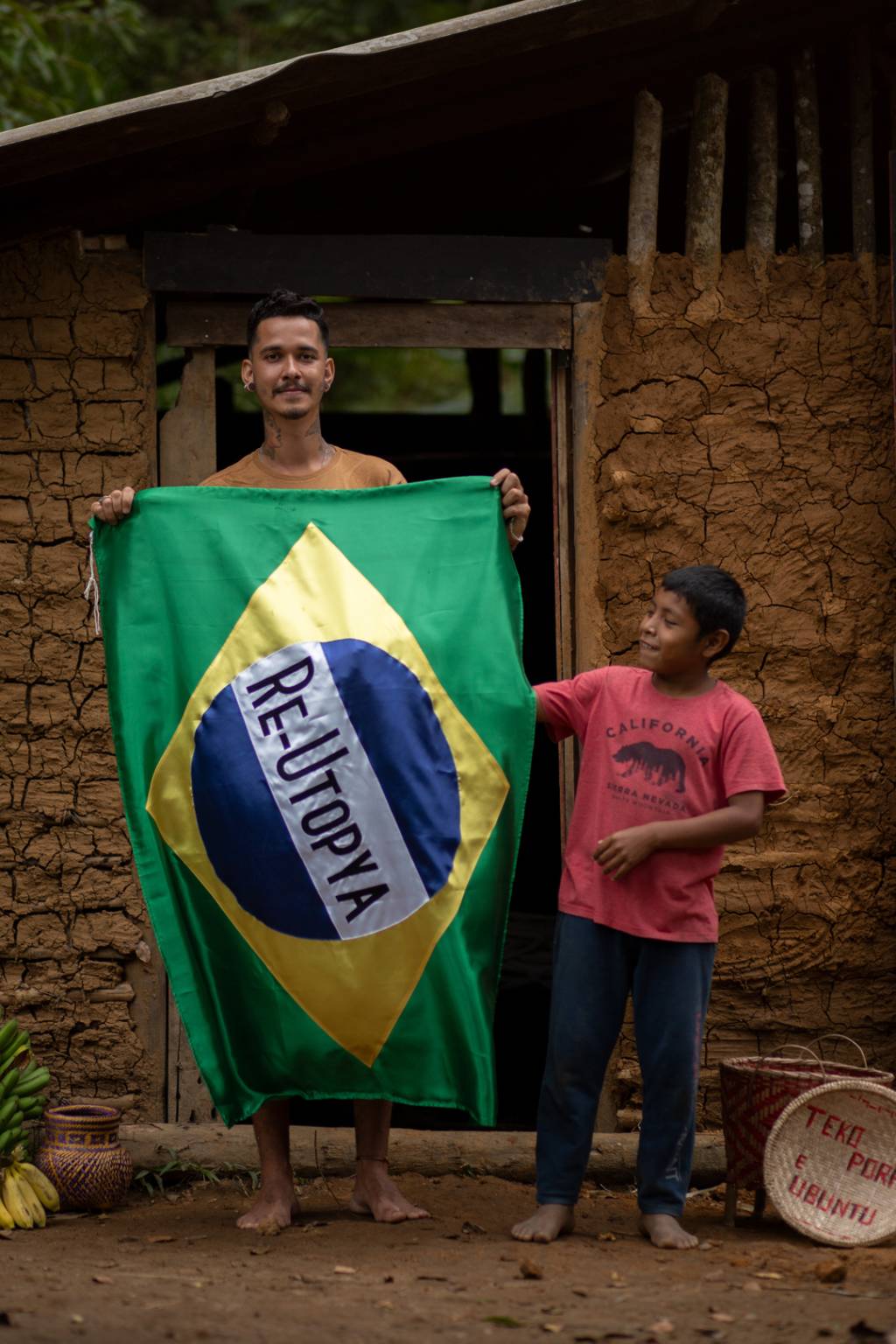 retrato do artista Hal Wildson com a bandeira Utopya